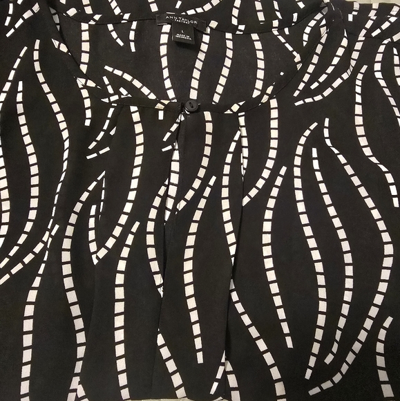 Ann Taylor Black and White Patterned Blouse - Picture 1 of 3